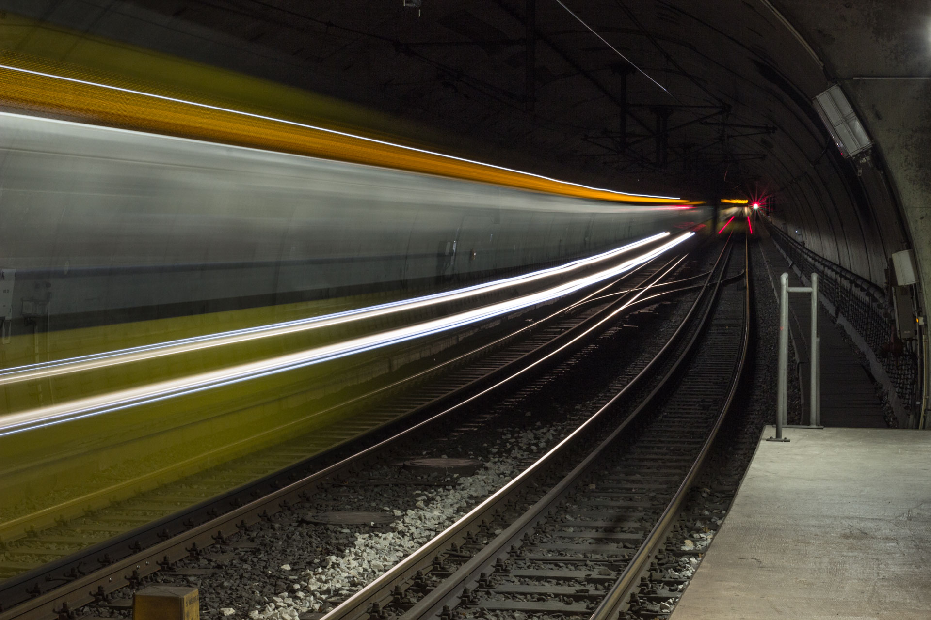 Langzeitbelichtung von U-Bahn in Tunnel.