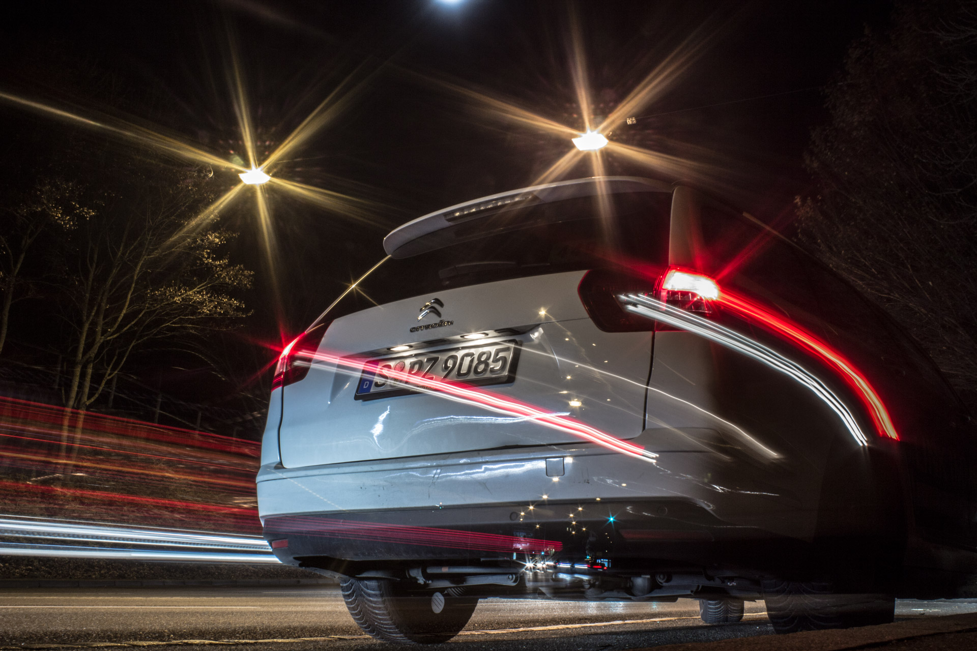 Ein Auto an der Weinsteige in Stuttgart.