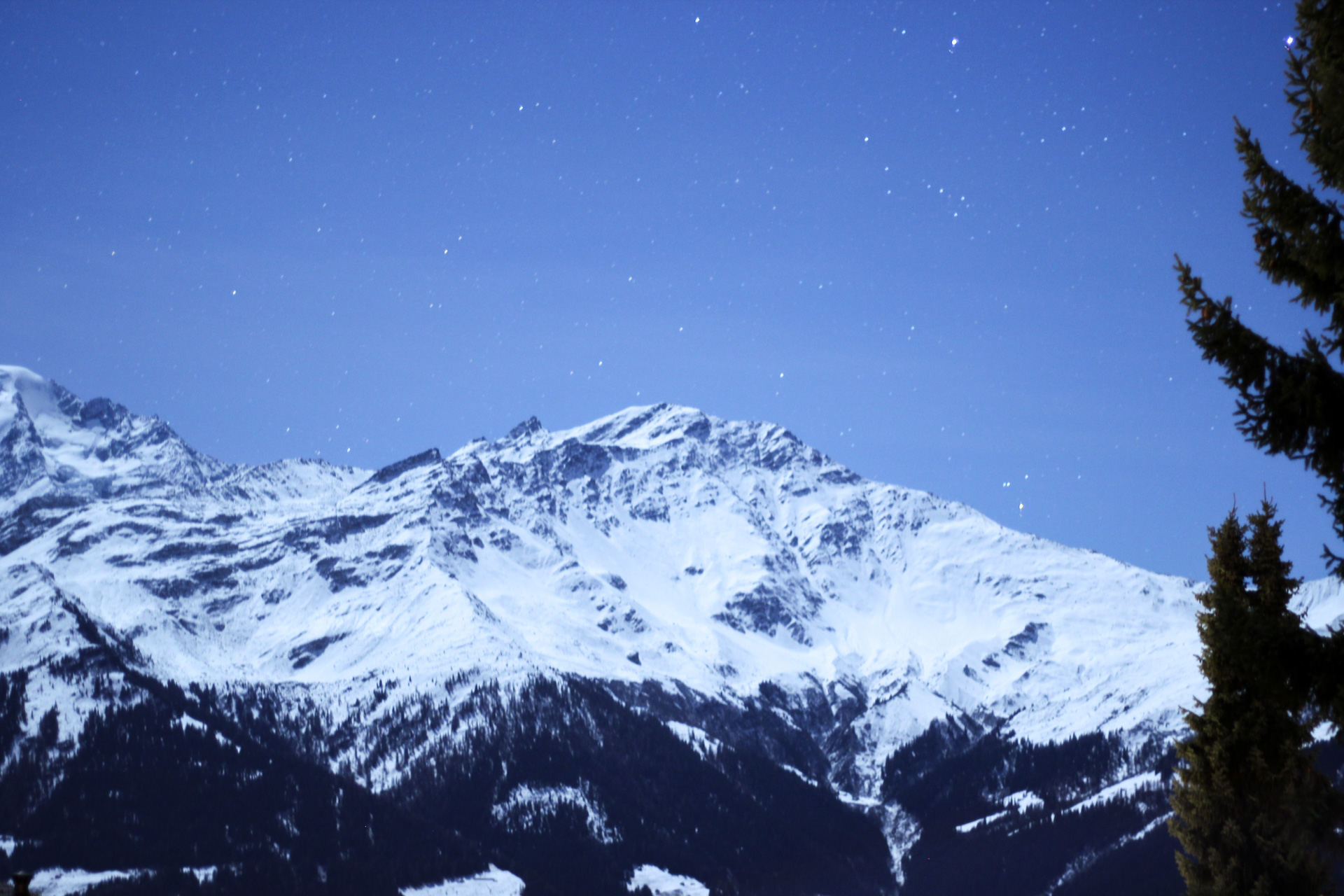 Langzeitbelichtung von einem Berg im Wallis bei Nacht.