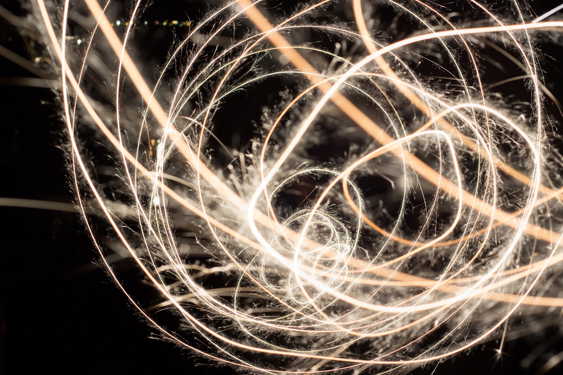 Langzeitbelichtungs-Lichtspur von einer Wunderkerze.